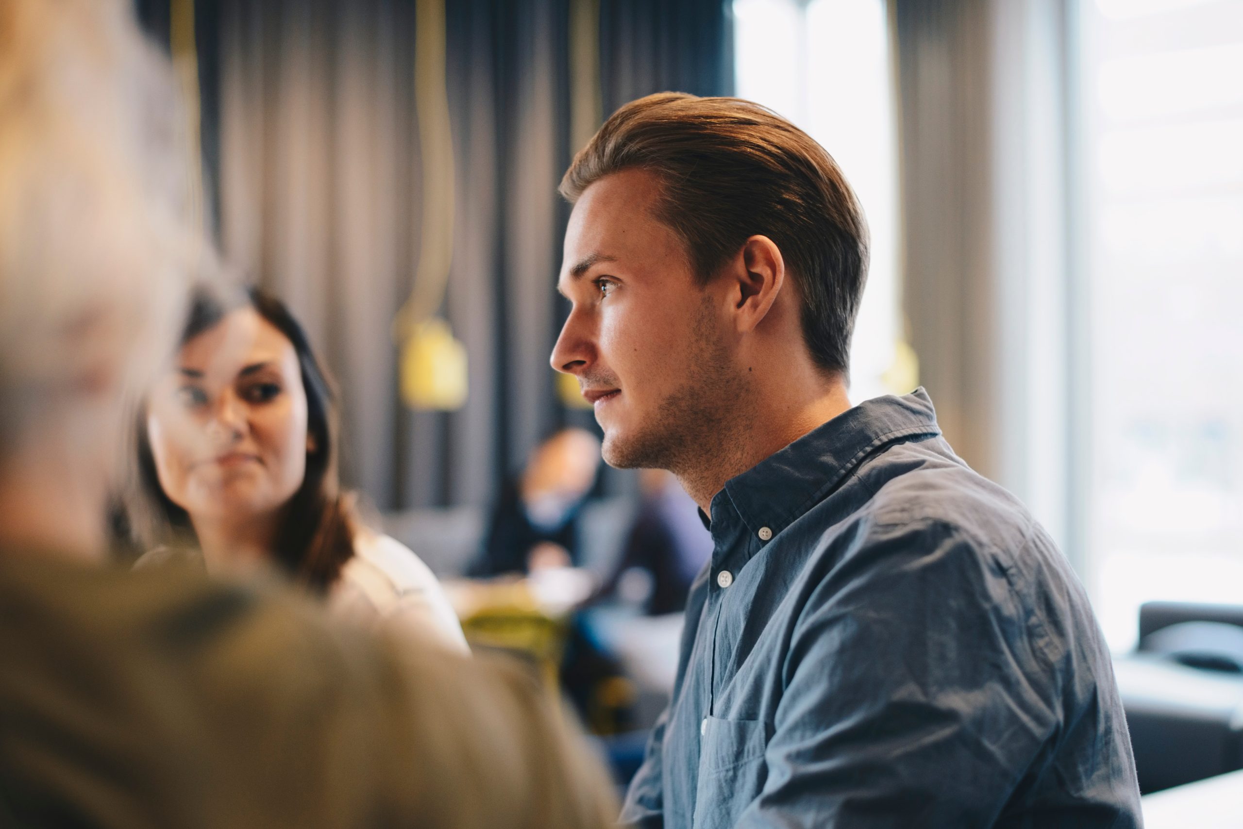 Är du orolig över att din kollega har alkoholproblem? Så kan du hjälpa!